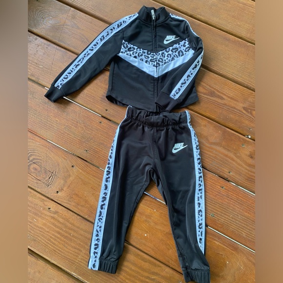Little girls black Nike outfit set (2T) - Picture 1 of 1